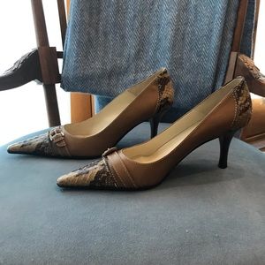 Joan & David Tan SnakeSkin Pointed Toe detail
